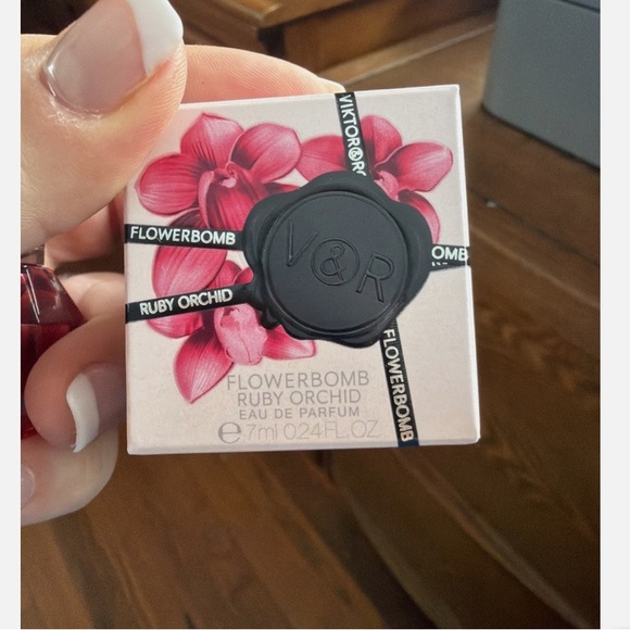 Viktor & Rolf Flowerbomb - Picture 2 of 3